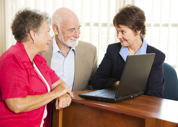 Старшая пара и финансовый консультант
