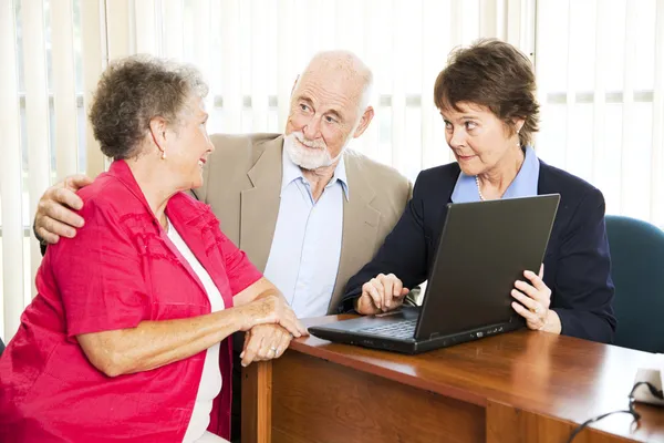 Coppia anziana con consulente finanziario — Foto Stock