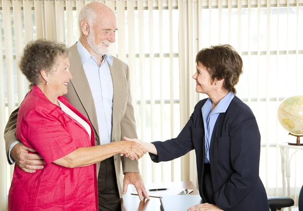 Senioren treffen Finanzberater — Stockfoto