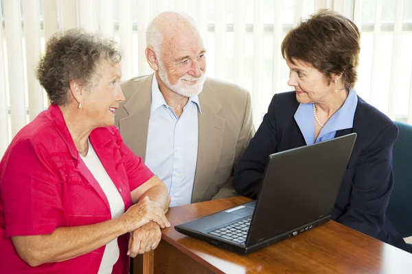 Senioren en financieel adviseur — Stockfoto