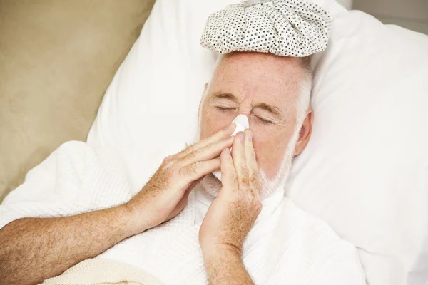 Homem doente sopra o nariz — Fotografia de Stock