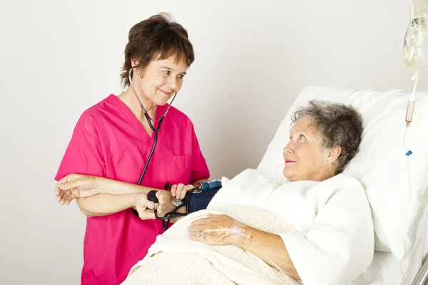 Tomando pressão arterial no hospital — Fotografia de Stock