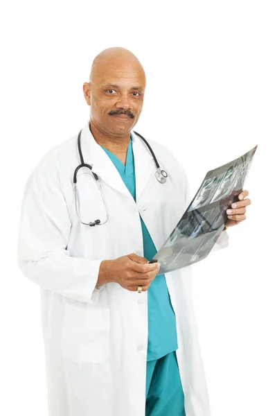 Arzt liest Röntgenergebnisse — Stockfoto