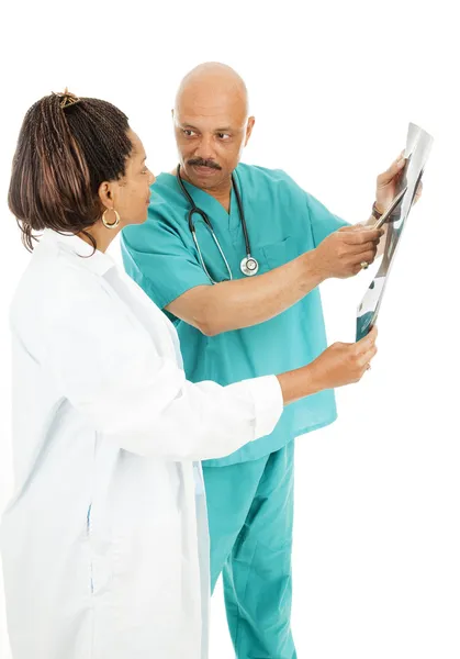 Lékaři diskutovat o x-ray výsledky — Stock fotografie