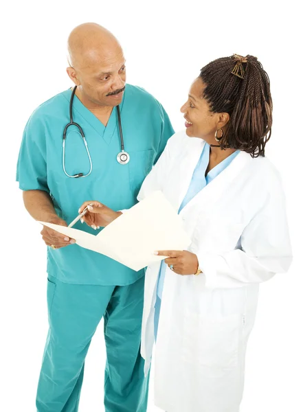 Médicos passando por cima do gráfico médico — Fotografia de Stock