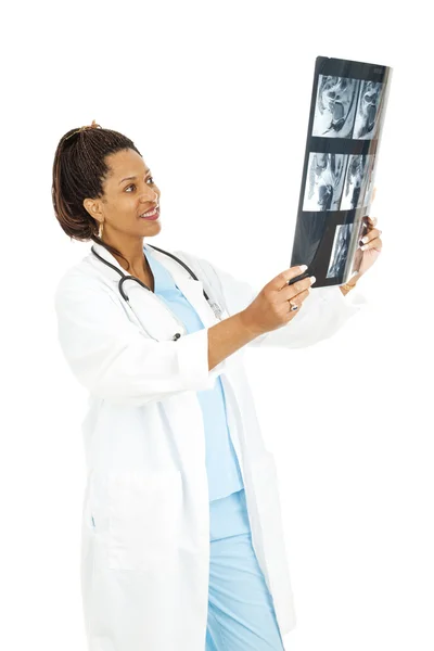 Женщина-врач с компьютерной томографией — стоковое фото