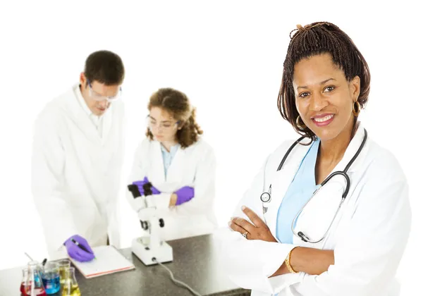 Kvinnliga läkare med lab techs — Stockfoto