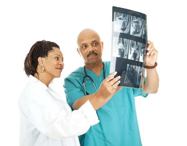 Медицинская команда обзоры рентгеновские лучи — стоковое фото