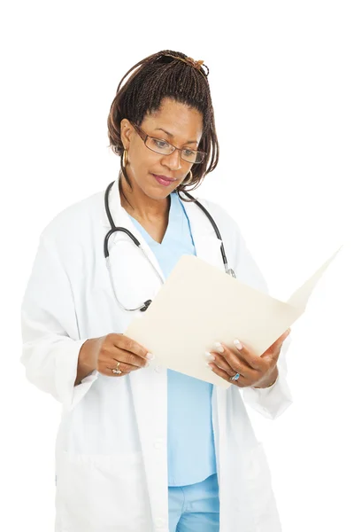 Médico bonito lê gráfico médico — Fotografia de Stock
