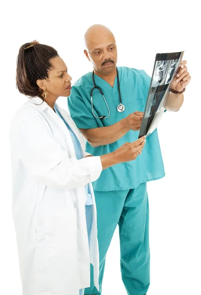 Серьёзные врачи проверяют рентген — стоковое фото
