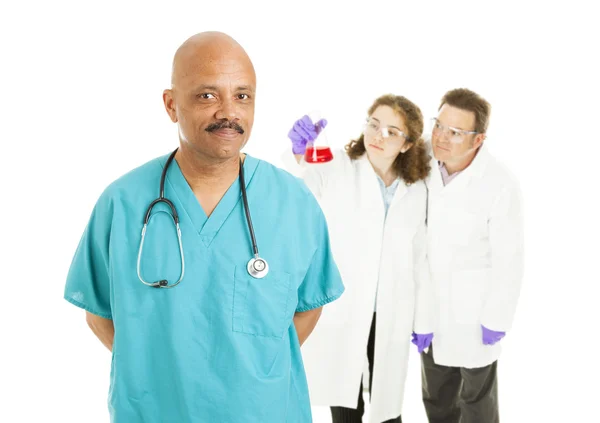 Chirurgo e tecnici di laboratorio — Foto Stock