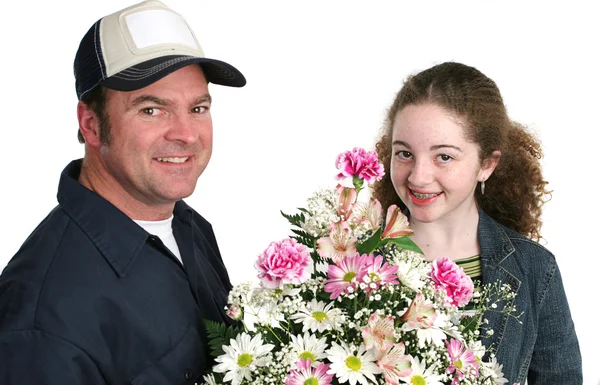 Meisje ontvangt bloemen — Stockfoto