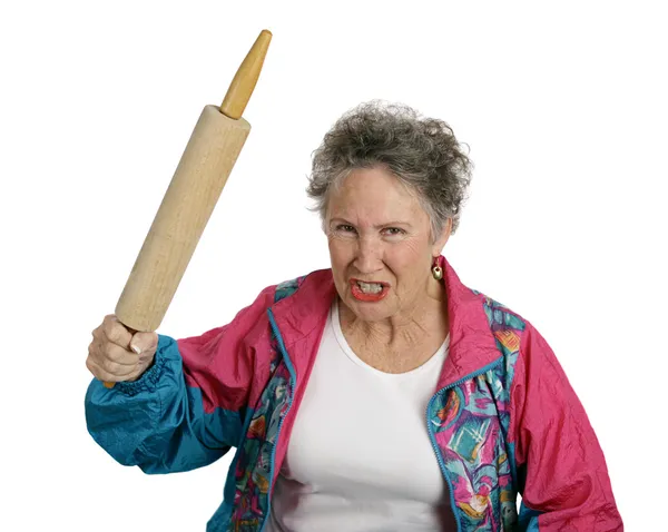 麺棒で怒っているシニアの女性 — ストック写真