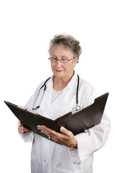 Ώριμη γυναίκα γιατρό αναθεώρηση διάγραμμα — Stockfoto