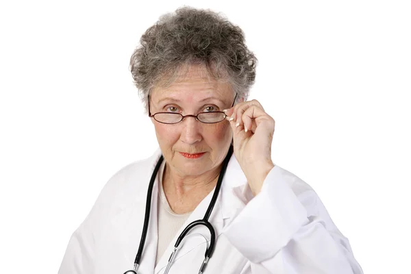 Зрелая женщина-доктор серьезно — стоковое фото