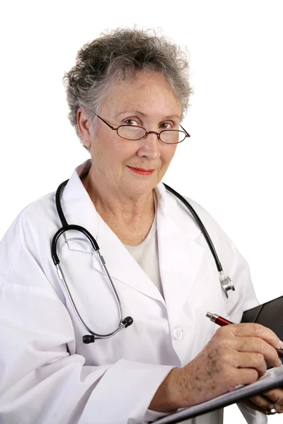 Зрелая женщина-доктор с картой — стоковое фото
