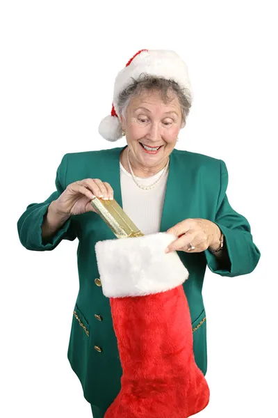 Senior otevře Vánoční punčocha — Stock fotografie