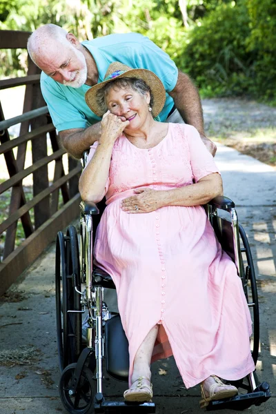 Fürsorge für behinderte Frau — Stockfoto