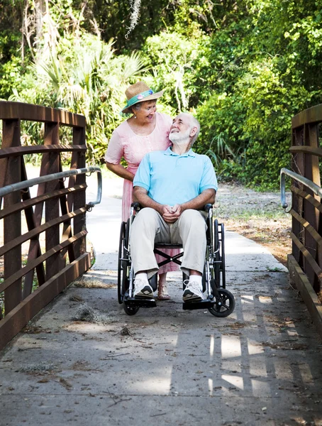 Engagiertes Seniorenpaar — Stockfoto