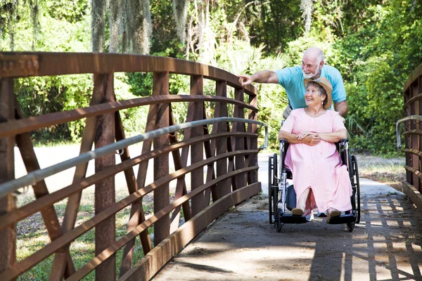 Casal de idosos com deficiência no parque — Fotografia de Stock