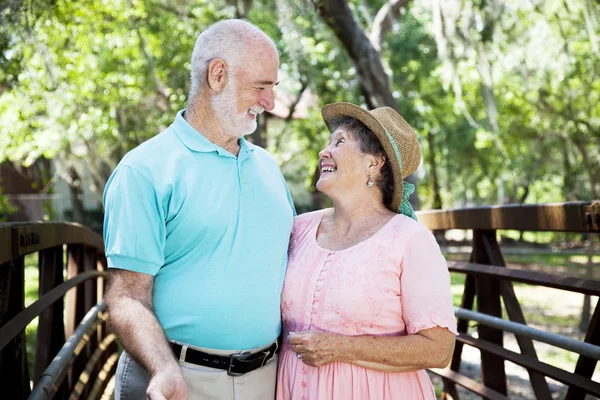 Flirtare anziani coppia all'aperto — Foto Stock