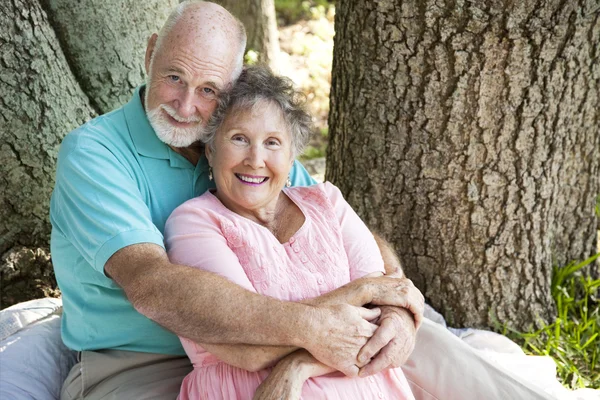 Kärleksfulla seniorer famn — Stockfoto