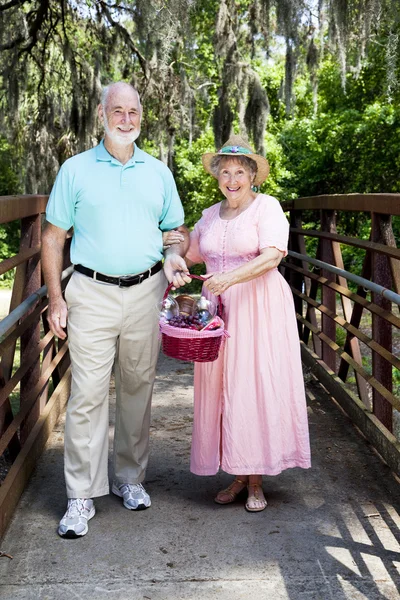 Picknick senioren op brug — Stockfoto