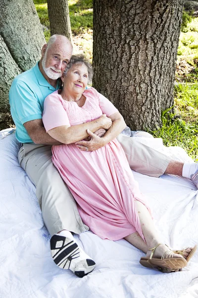 Romantische senioren buitenshuis — Stockfoto