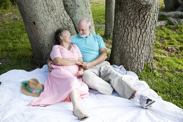 Senior koppel - romantiek onder bomen — Stockfoto