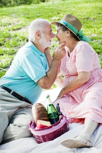 Senior koppel krijgt romantische — Stockfoto