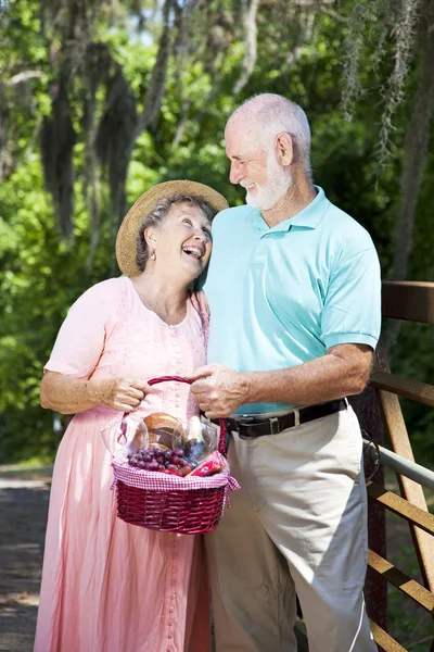 Coppia anziani ha una risata — Foto Stock
