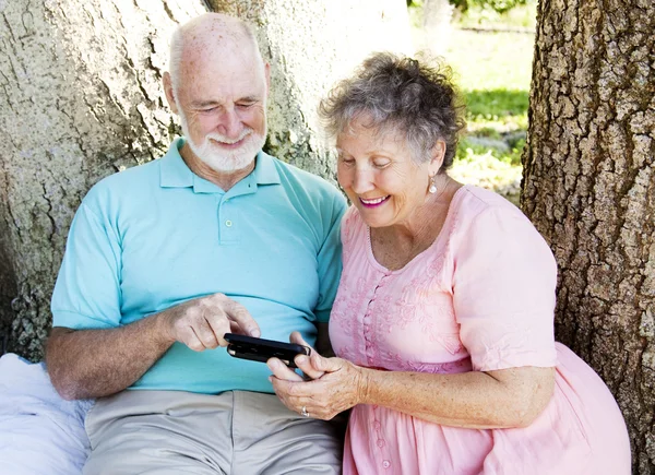 Couple âgé lit un message texte — Photo