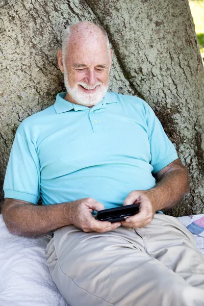 Senior man SMS-berichten — Stockfoto