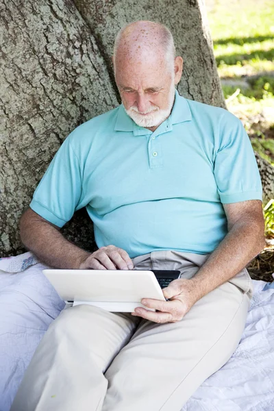Senior man med bärbar dator — Stockfoto