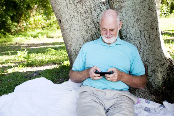 Seniorentexte auf Smartphones — Stockfoto