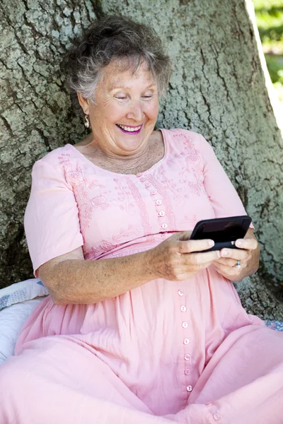 Senior vrouw texting — Stockfoto