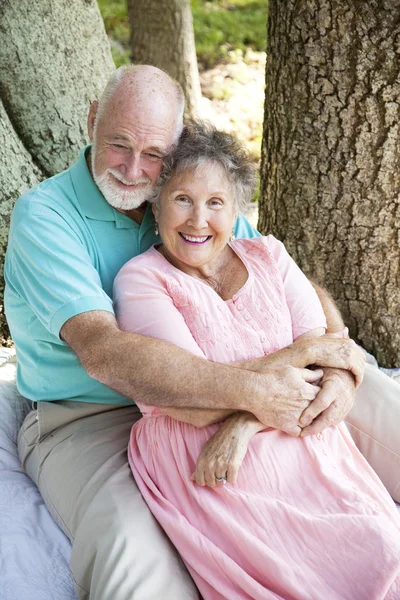 Anziani profondamente innamorati — Foto Stock
