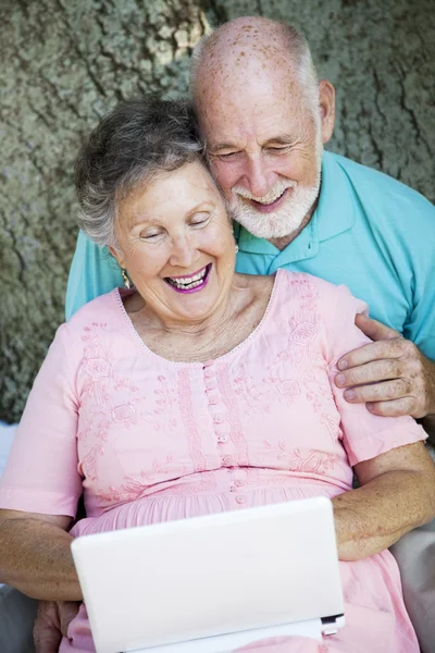 Senioren verbinden met netbook — Stockfoto