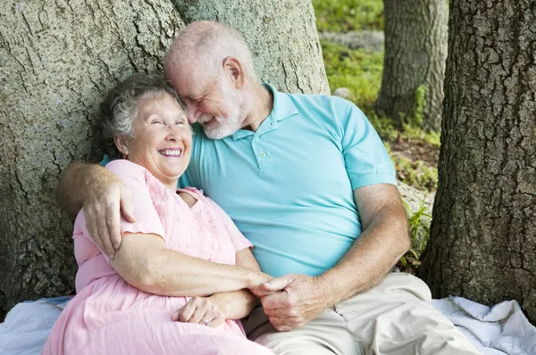 Senioren flirten als tieners — Stockfoto
