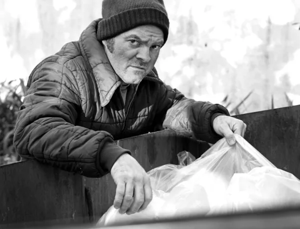Homeless Man - Roots In Dumpster B&W — Stock Photo, Image