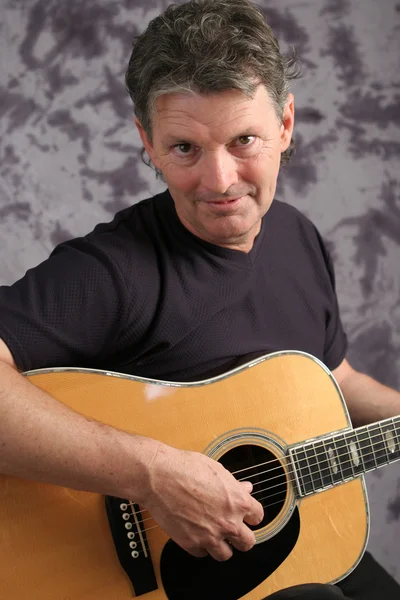Pień fotografia dojrzały mężczyzna gitarzysty 5 — Zdjęcie stockowe