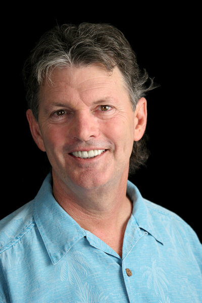 Mature Man on Black - Расслабленный
