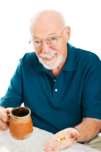 Starszy mężczyzna bierze suplementy — Zdjęcie stockowe