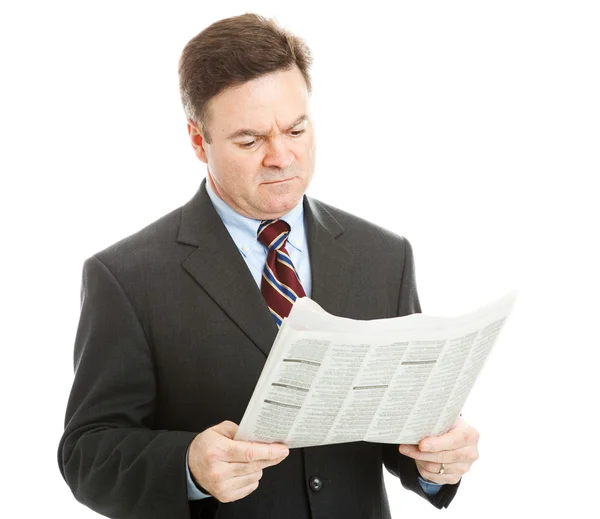 Бизнесмен читает плохие новости — стоковое фото