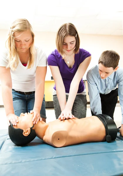 심폐 소생술을 연습 하는 십 대 학생 들 — 스톡 사진