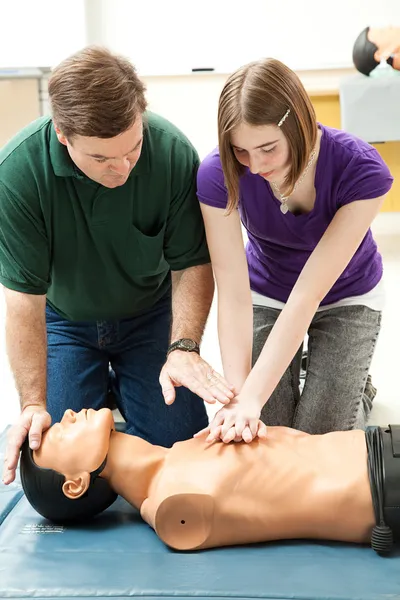 Teen Girl Practices CPR — Stock Photo, Image