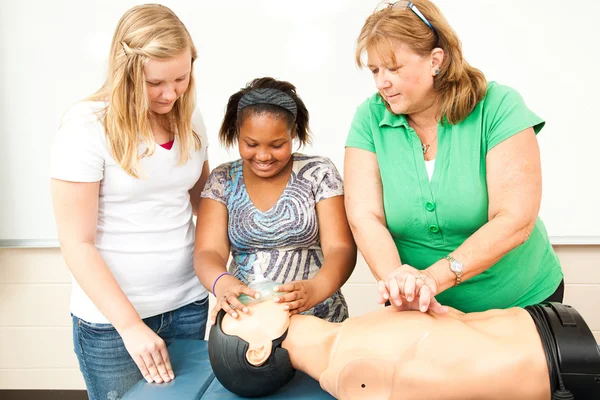 Utilizzando maschera di ossigeno con CPR — Foto Stock