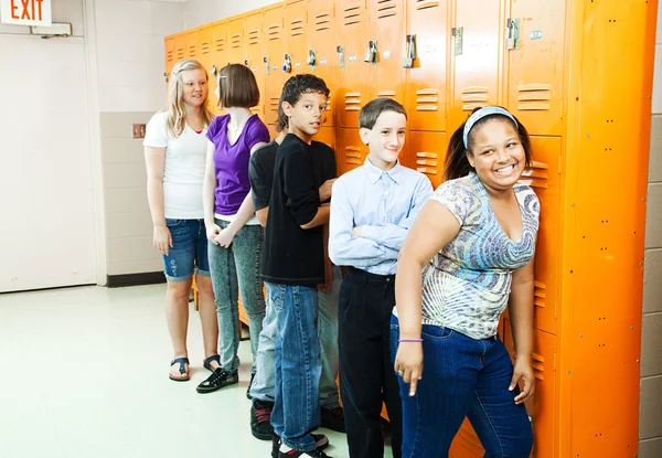 Estudantes diversos em armários — Fotografia de Stock