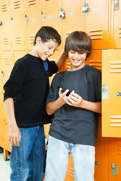 Мальчики-подростки с видеоиграми — стоковое фото
