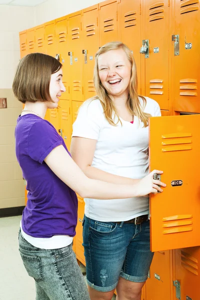 Garotas adolescentes Gossip por armários — Fotografia de Stock